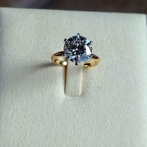 Solid 18k white and yellow gold 4ct F VS1 lab round diamond ring